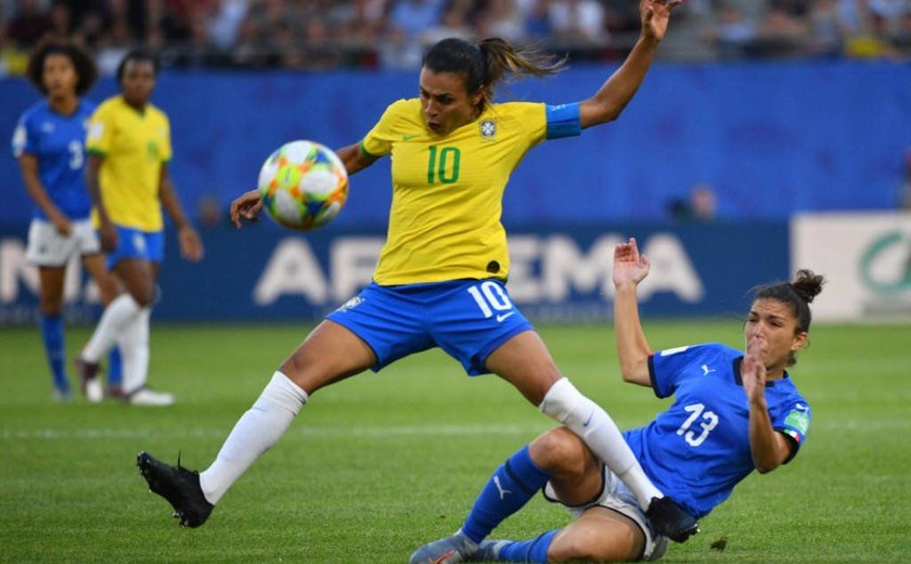 Marta faz de pênalti, Brasil bate a Itália e se classifica às oitavas da Copa do Mundo
