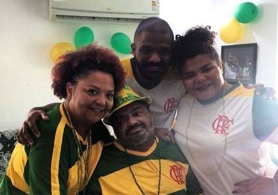 Arlindo Cruz se emociona ao chegar em casa após receber alta médica