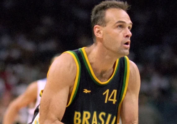 Oscar Schmidt é internado às pressas em São Paulo após mal-estar