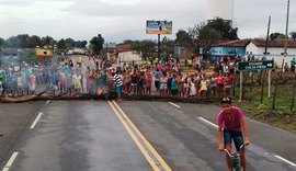 Moradores de povoado em Campo Alegre bloqueiam rodovia por falta de energia