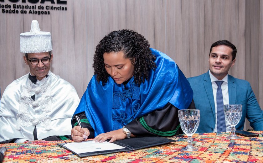 Pollyanna Almeida toma posse como nova reitora da Uncisal ao lado do vice-reitor Henrique de Oliveira Costa