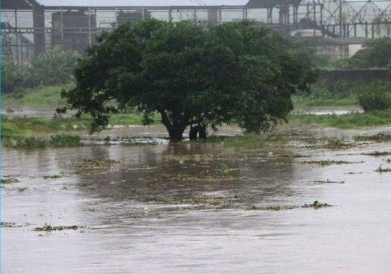 Rio Jacuípe transborda e deixa moradores da cidade ilhados