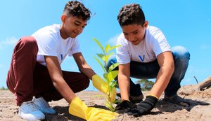 Estudantes plantam mudas de árvores em empreendimento que promete sustentabilidade