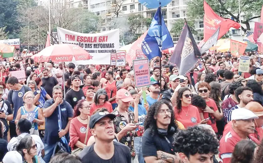 Manifestação em SP pede fim da escala 6x1 e ações contra o feminicídio
