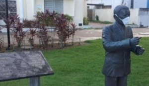 Estátua do emancipador de Arapiraca ganha máscara