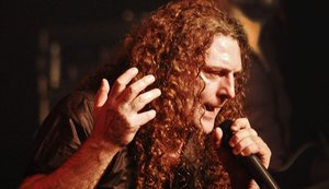 Angra anuncia saída do vocalista Fabio Lione após 13 anos