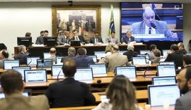 CCJ retoma sessão para votar parecer sobre denúncia contra Temer