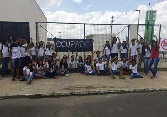 Juristas divulgam carta em apoio às ocupações estudantis contra a PEC 55