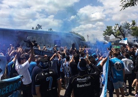 Torcida lota aeroporto e faz festa no embarque do Grêmio rumo à BH