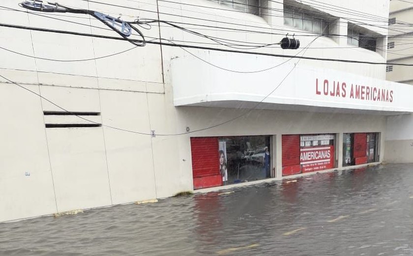 Ruas no entorno da Avenida da Paz, em Maceió, ficam alagadas após chuvas fortes