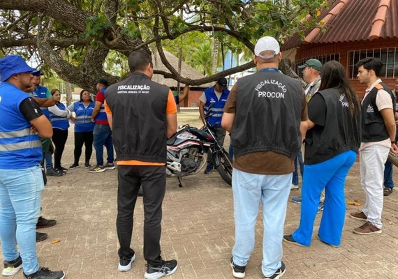 Ambulantes da orla marítima são orientados sobre novas regras para faixa de areia