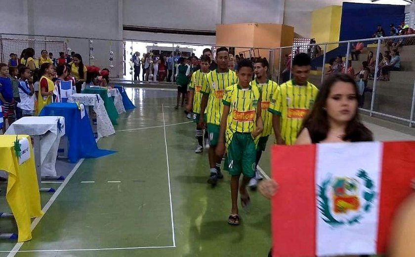 Em clima de Copa, escola de Santana promove jogos internos