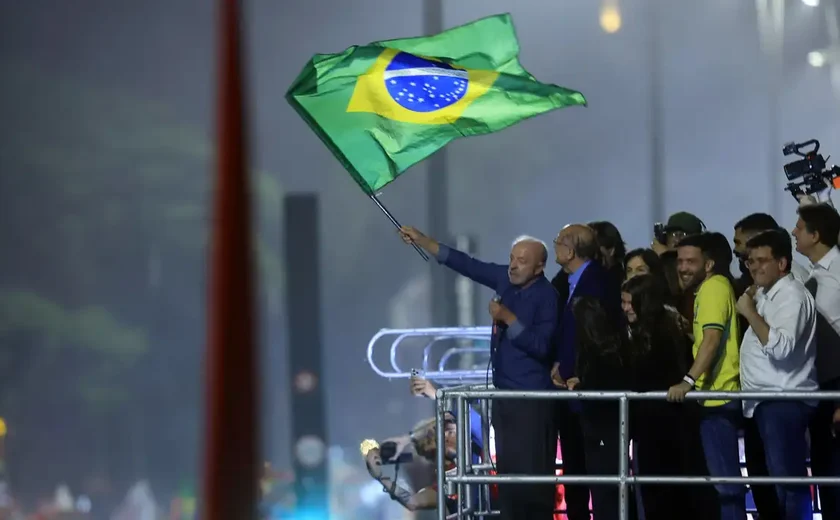 Em festa da vitória, Lula pede que público cante Hino da Independência