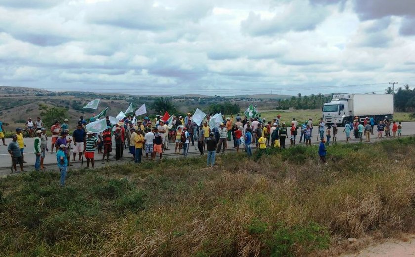 Movimentos sociais bloqueiam rodovia BR-101 entre Junqueiro e São Sebastião