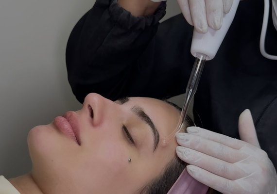 Tecnologia e cuidado: tratamentos faciais avançados ganham espaço no verão