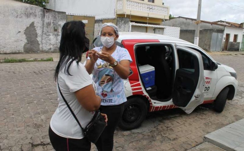 Carro da Vacina reforça campanha contra Covid em Penedo