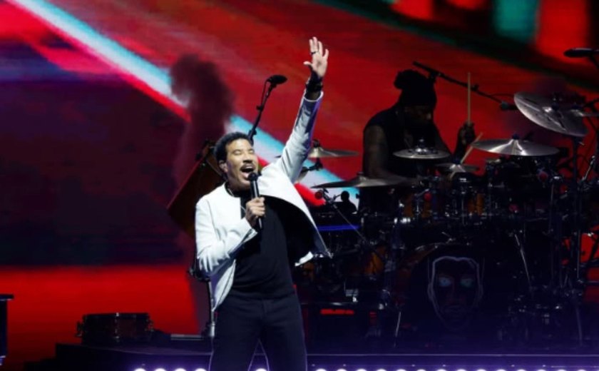 Cantor Lionel Richie é internado em UTI após passar mal durante show nos Estados Unidos
