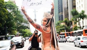 Sabrina Boing Boing paga promessa e desfila pelada na Avenida Paulista