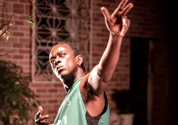 'Narciso' transforma mito grego em reflexo sobre afeto negro