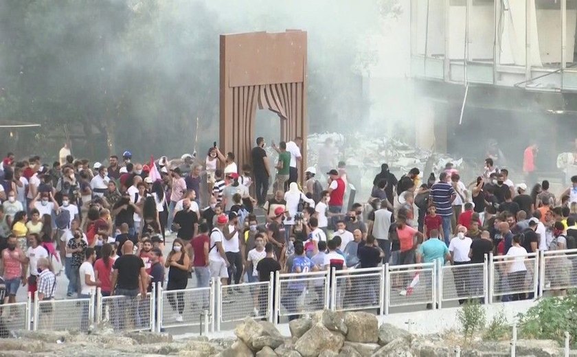 Protestos crescem no Líbano, manifestantes invadem prédios do governo