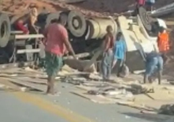 Carreta carregada de MDF tomba e deixa uma pessoa ferida Joaquim Gomes