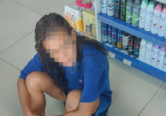 Casal quebra vidraçaria de farmácia e furta vários produtos; mulher é presa e confessa o ato criminoso