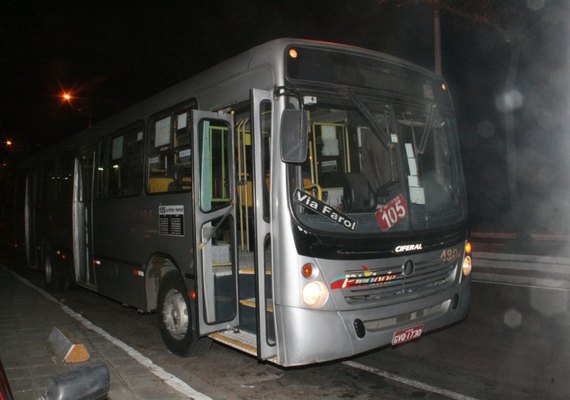 Polícia impede assalto a ônibus no Jacintinho e detém dois jovens