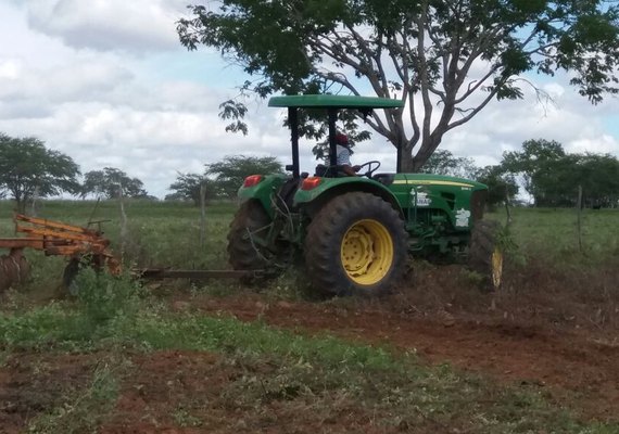 Vinícius Lima levanta moral de Canapi tocando obras e ações para o povo