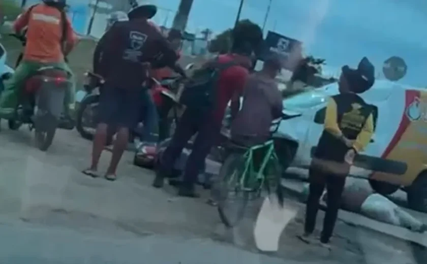 Colisão entre carro de passeio e motocicleta deixa dois homens feridos em Arapiraca