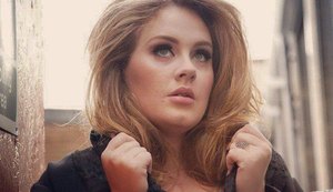 Cantora Adele está no 'mercado' após separação e ávida por novas experiências