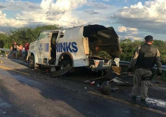 Grupo criminoso intercepta e explode carro-forte no Sertão alagoano