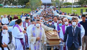 Com presença de fiéis, intelectuais e do arcebispo de Maceió, Pe Manoel Henrique é sepultado na capital