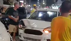 Motorista embriagada causa acidente e atinge outros carros na Ponta Verde