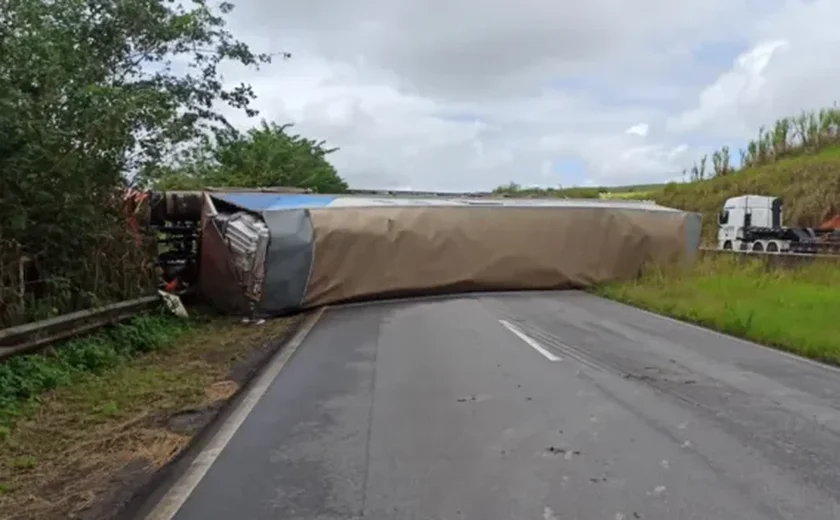 Trecho da BR-101 continua interditado; acidente aconteceu pela manhã