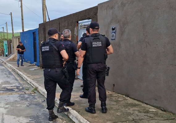 Ação integrada prende 12 pessoas e apreende cerca de R$ 100 mil em dinheiro, armas e drogas