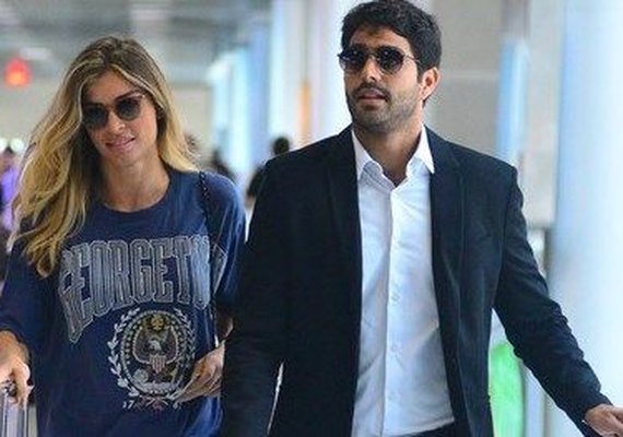 Grazi Massafera embarca no aeroporto do Rio de Janeiro com o novo namorado