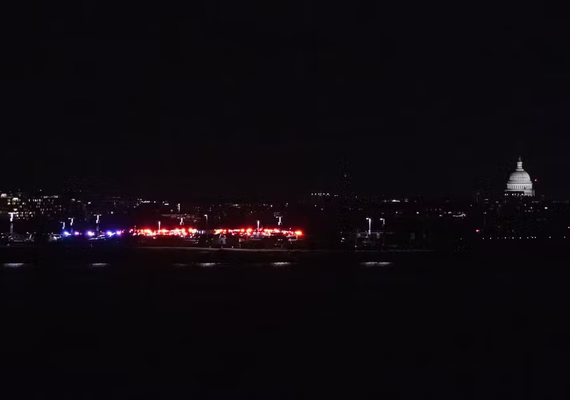 Avião com 64 pessoas e helicóptero militar com três soldados colidem no ar em Washington, nos EUA
