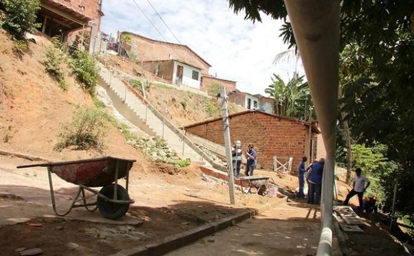 Governo beneficia mais quatro grotas de Maceió com obras de mobilidade
