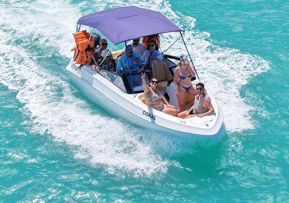Empresa de turismóloga faz sucesso com passeios de lancha de luxo em Maragogi