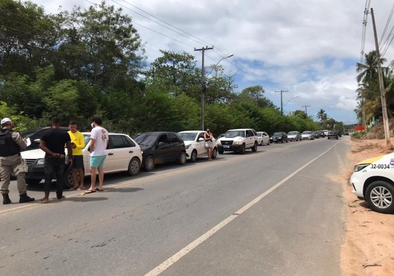 Motorista não freia a tempo e causa engavetamento de quatro veículos em Guaxuma