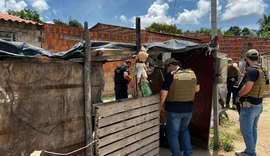 Polícia prende dois suspeitos de homicídio e remove barricadas em favela de Maceió