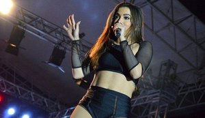 Anitta mostra tatuagem em 'dose dupla' e ganha elogios na web