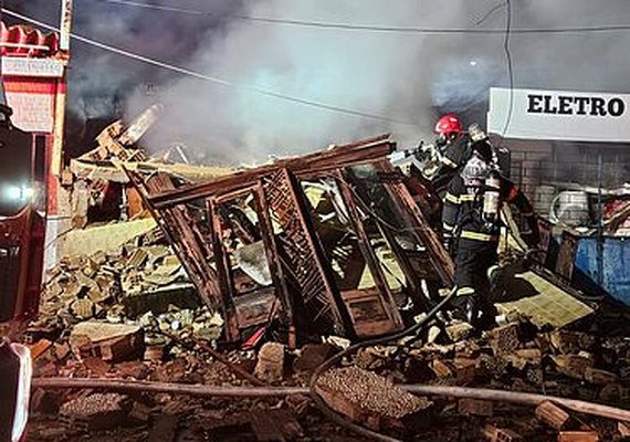 Casa desaba após incêndio criminoso, três pessoas ficam feridas e suspeito é preso em flagrante