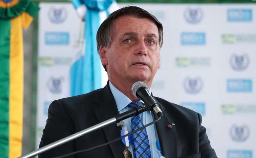 Bolsonaro anuncia que aumento para policiais está suspenso