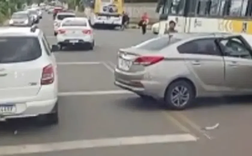 Colisão entre ônibus, carro e moto deixa homem ferido na AL-101 Norte, em Ipioca