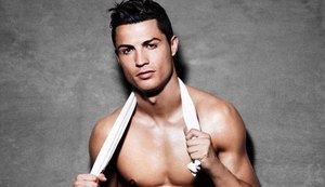 Modelo diz que Cristiano Ronaldo usa enchimento em propagandas de cueca