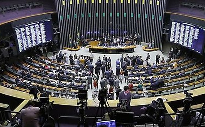 Disputa entre oposição e governo atrasa votação da denúncia contra Temer