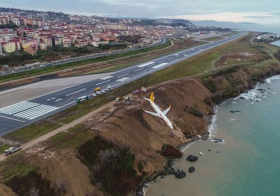 Avião derrapa e quase cai no Mar Negro, na Turquia