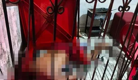 Homem é assassinado de forma brutal com arma branca, garrafa quebrada e martelo
