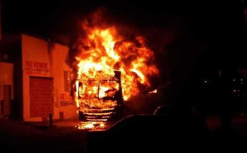 Oito ônibus são queimados durante ataques em Fortaleza